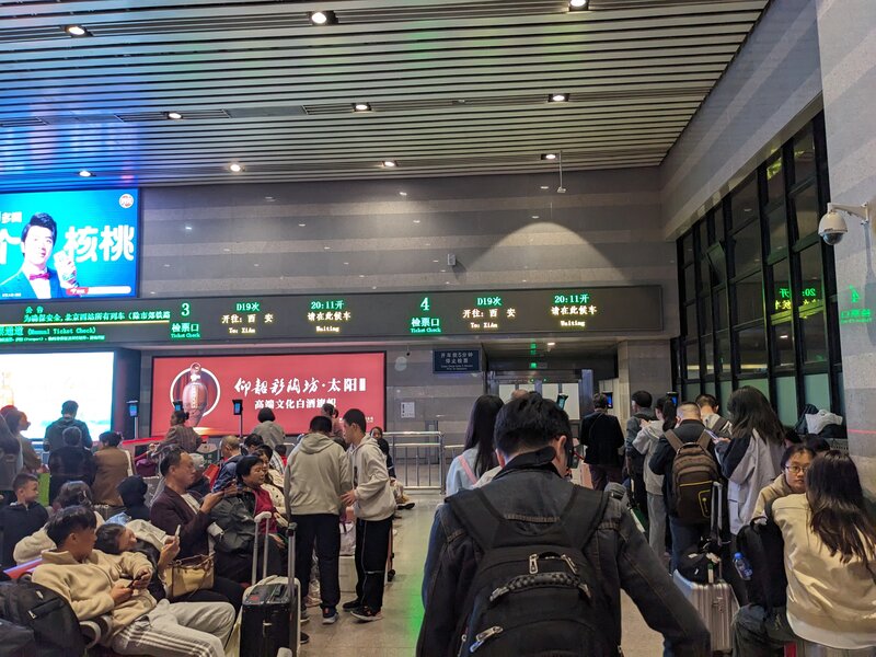 Waiting for the train to Xi&rsquo;an