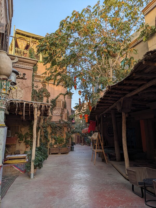 The old city was running on the unofficial Xinjiang time, and therefore was still sleeping.