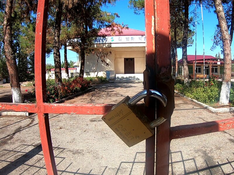 There was no one at Kim Pen Khva museum and only a huge metal lock greeted me.